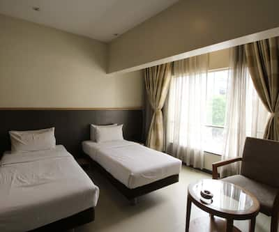 https://imgcld.yatra.com/ytimages/image/upload/t_hotel_yatra_city_desktop/v1442991918/Domestic Hotels/Hotels_Pune/yash residency/room view.jpg